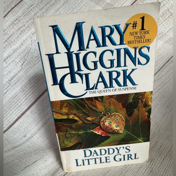 🐬 CLEARANCE ITEM:Daddy’s Little Girl by Mary Higgins Clark Paperback Book - Picture 1 of 10